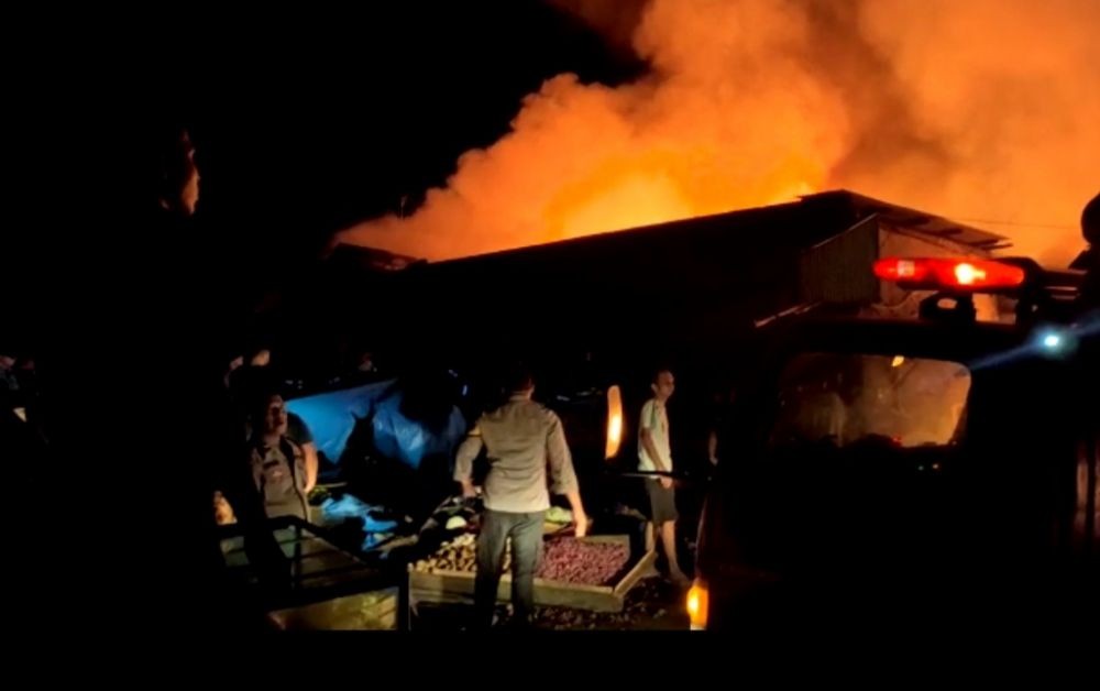 Pasar Bakauheni Lamsel Terbakar! 200 Kios Hangus, Kerugian Rp1 Miliar