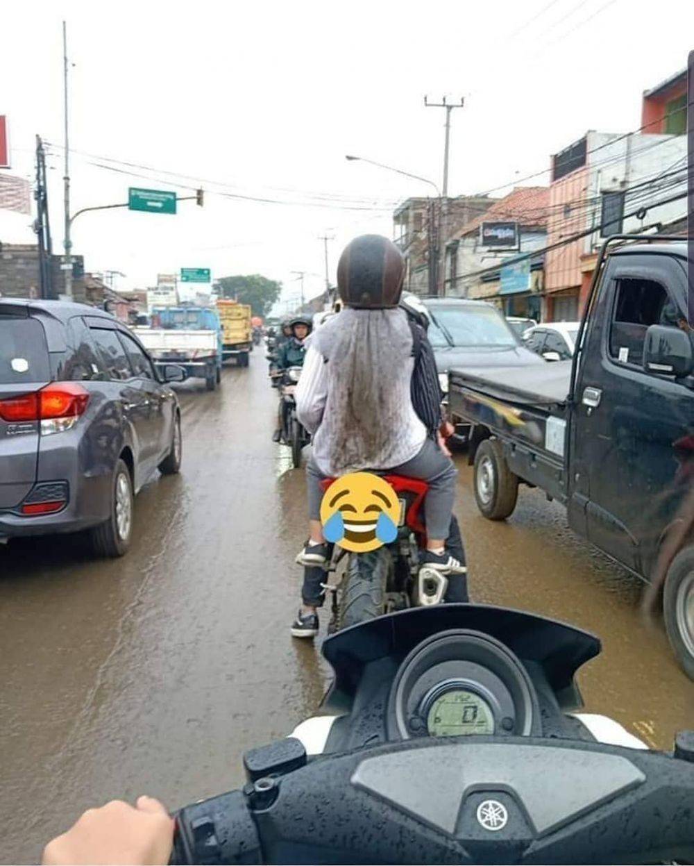 10 Momen Ngenes Pengendara Motor Saat Sedang Hujan, Apes!