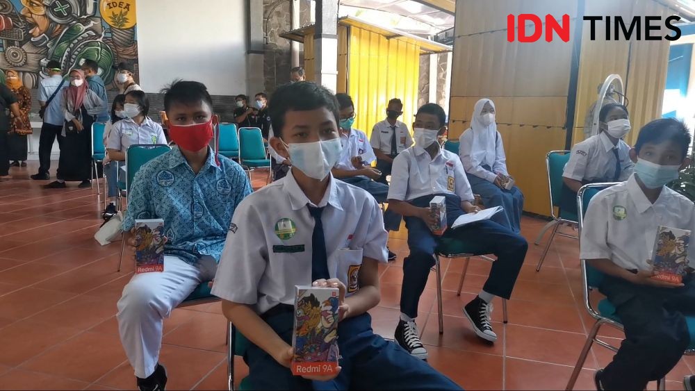 500 Siswa SMA di Solo Vaksin Pertama, Gibran Beri Hadiah Hape 