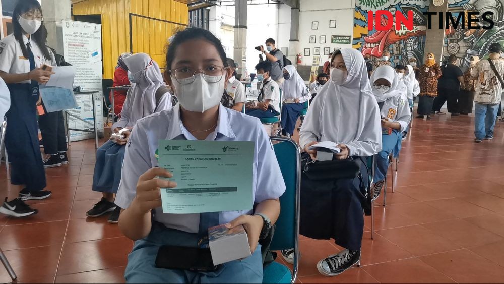 500 Siswa SMA di Solo Vaksin Pertama, Gibran Beri Hadiah Hape 