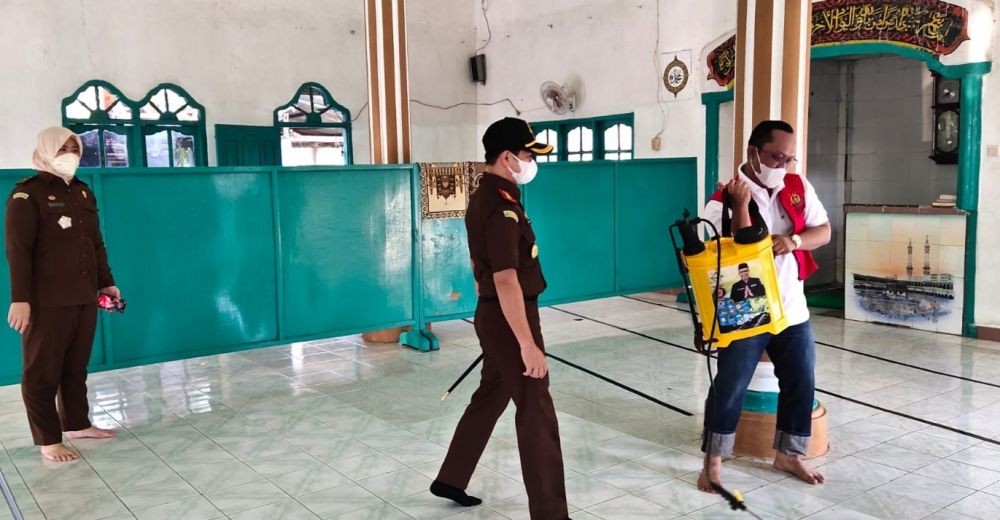 Eksekusi Wabup Lamteng, Bersihkan Tempat Wudhu hingga Toilet Masjid