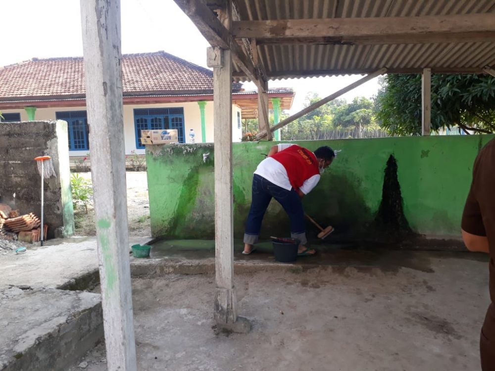 Eksekusi Wabup Lamteng, Bersihkan Tempat Wudhu hingga Toilet Masjid