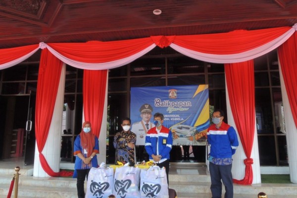 Pertamina Salurkan Sembako untuk Warga Terdampak PPKM di Balikpapan