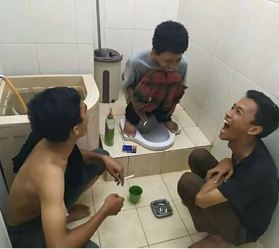 Com indonesia viral. Туалет в Китае. Молодые китайцы на унитазе. Камера в китайском туалете.