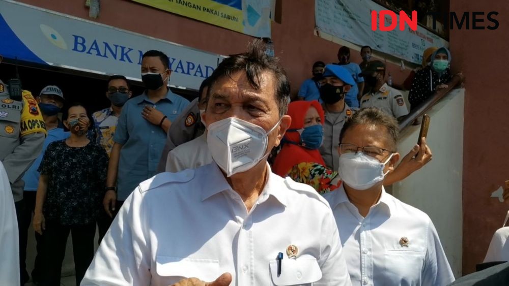 Temui Pasien Isolasi di Solo, Luhut Curhat Keluarganya Kena COVID-19