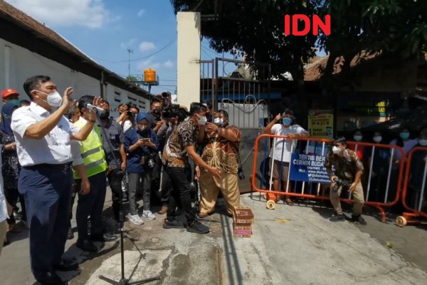 Temui Pasien Isolasi di Solo, Luhut Curhat Keluarganya Kena COVID-19