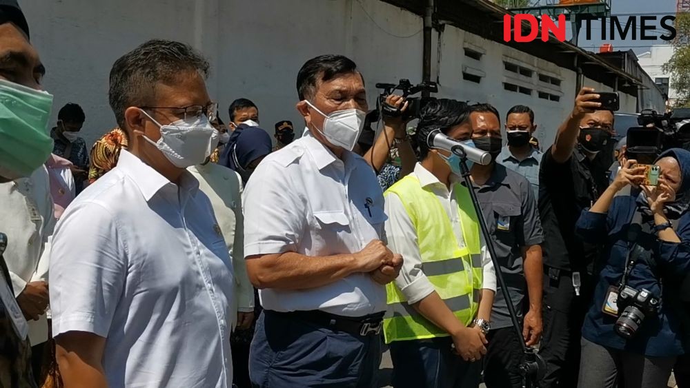 Temui Pasien Isolasi di Solo, Luhut Curhat Keluarganya Kena COVID-19