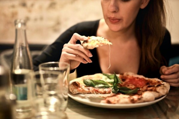 8 Kebiasaan Buruk saat Makan yang Bisa Menyebabkan Obesitas
