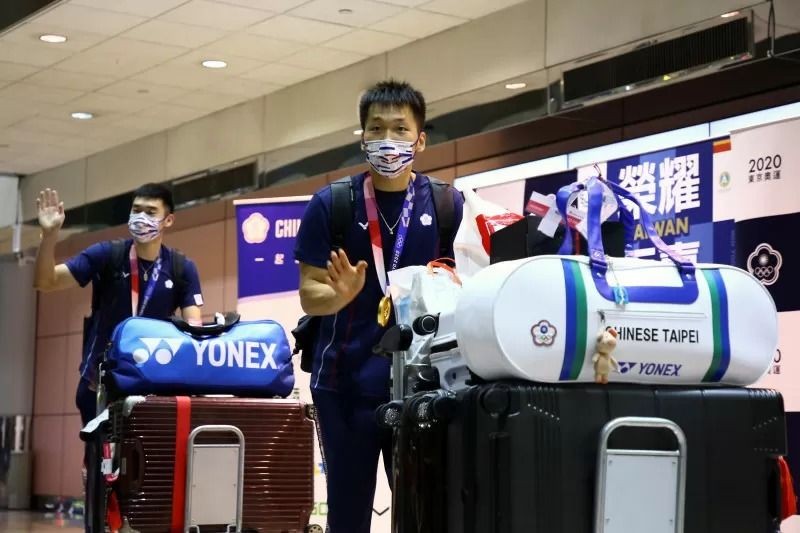 Pulang dari Olimpiade Tokyo, Pebulutangkis Taiwan Dikawal Jet Tempur