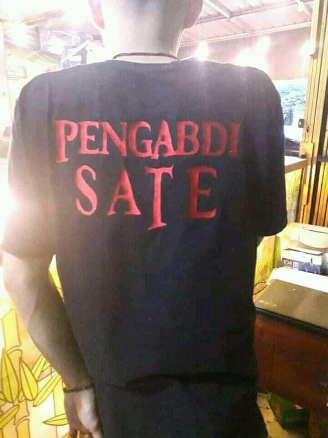 10 Potret Tulisan  di Pakaian  Penjual Ini Mengundang Tawa