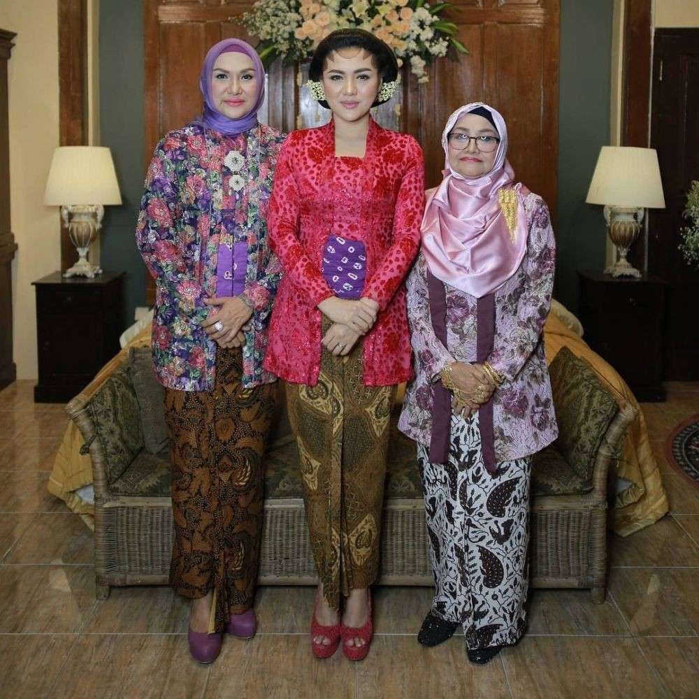 9 Ragam Kebaya Kutubaru Hijab Dari Satin Hingga Brokat