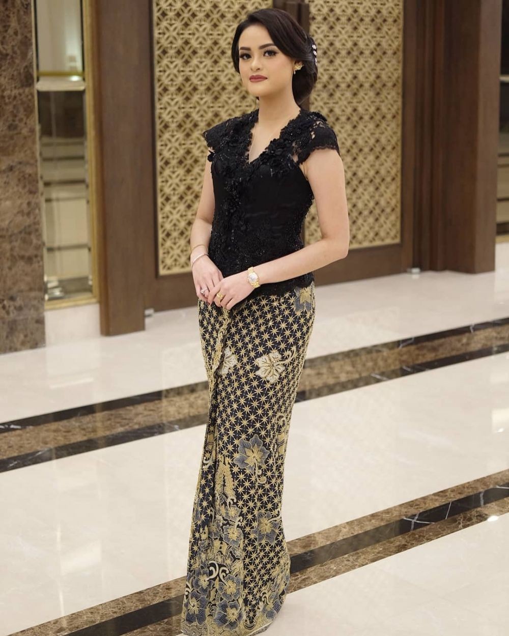 10 Inspirasi Kebaya Tanpa Lengan, Style Unik Curi Perhatian