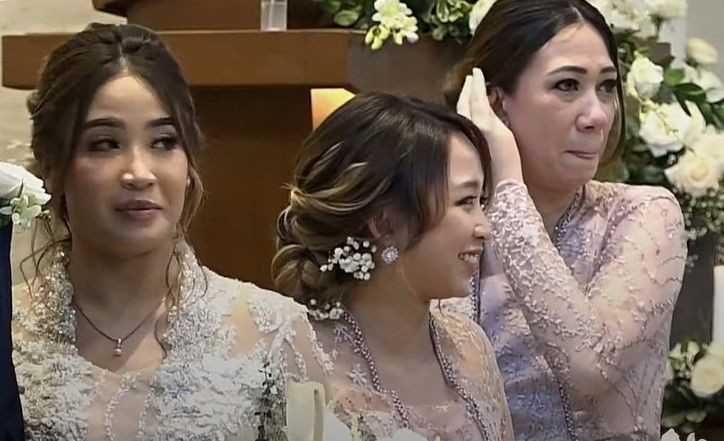9 Potret Dita Karang Hadiri Pernikahan Sang Kakak di Yogyakarta