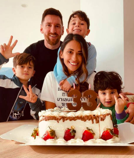 Nikahi Teman Kecil, 10 Momen Romantis Lionel Messi Dan Istri