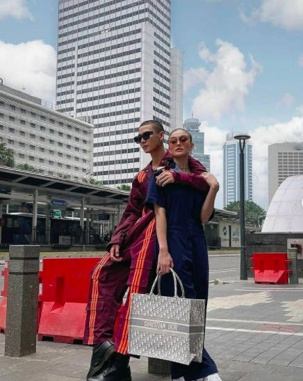 10 Potret Agnez Mo Dan Adam Rosyadi, Beda Usia Dan Keyakinan