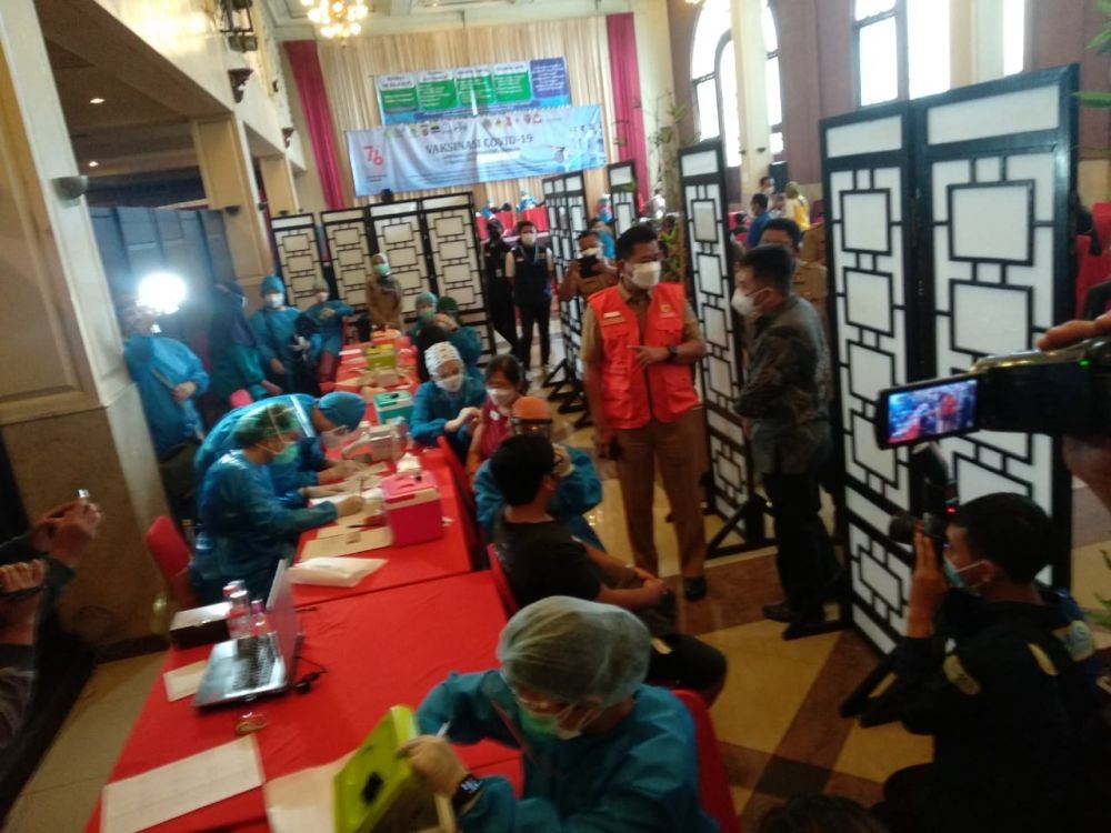 Ratusan Pekerja Hiburan Malam di Kota Bandung Ikuti  Vaksinasi COVID