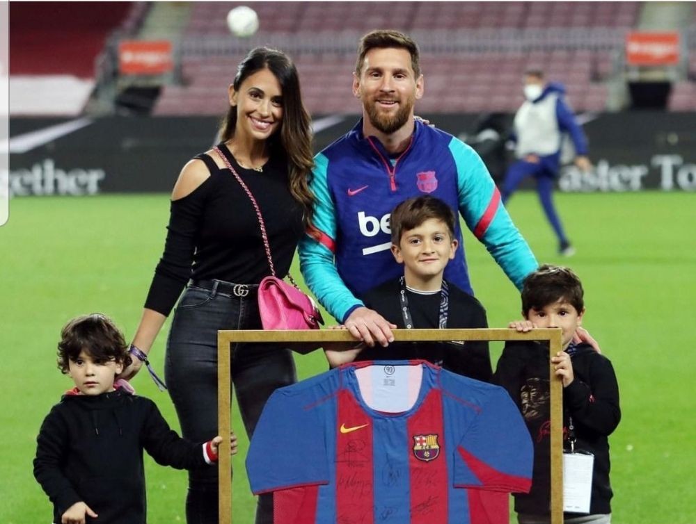 Mesra Selalu! 10 Potret Antonela Rocuzzo Setia Dampingi Lionel Messi