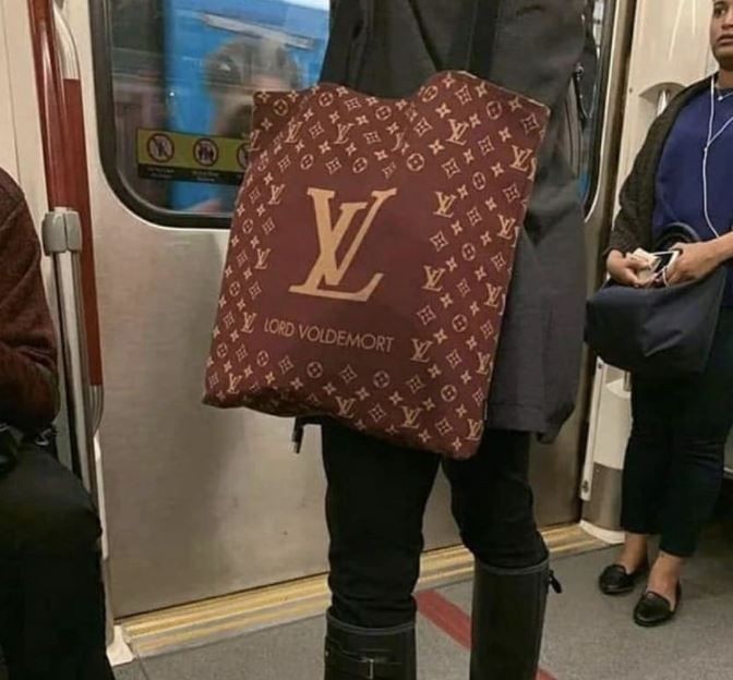 10 Potret Lucu Orang Pakai Louis Vuitton KW