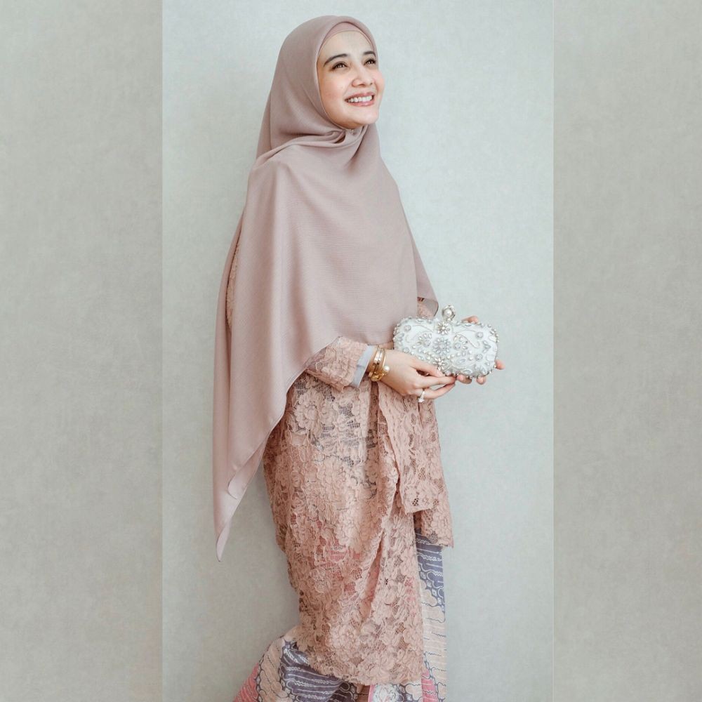 9 Model Kebaya Tunik Hijab Kekinian untuk Acara Resmi