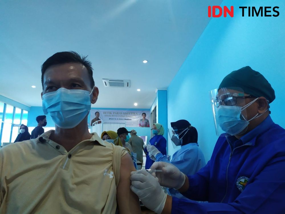 Vaksinasi COVID-19 di RSUD Abdul Moeloek Picu Kerumunan
