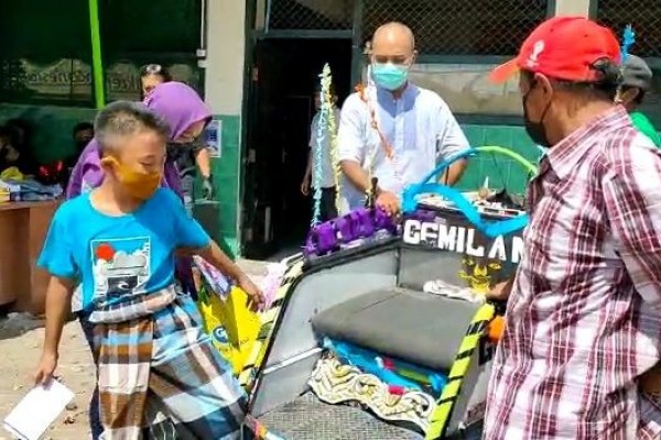 Saling Bantu di Tengah COVID-19, Roziq Gelar Sunat Gratis