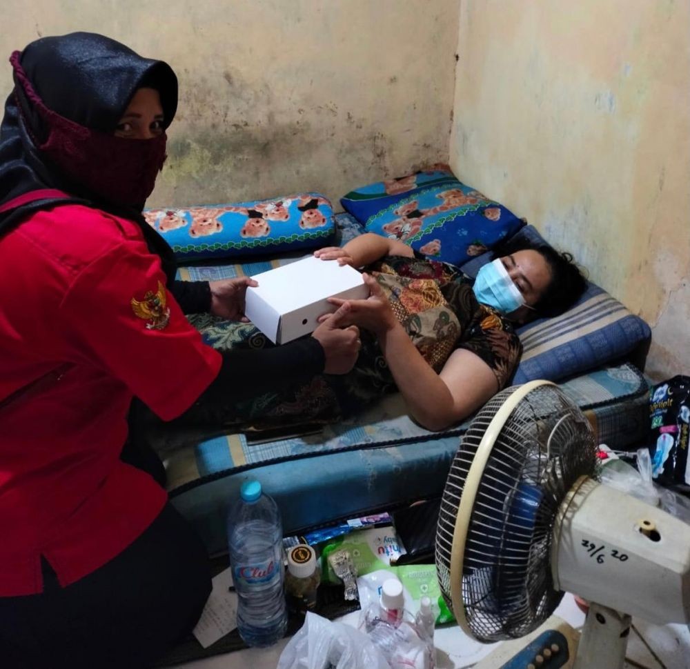 Lansia dan Warga Terbaring Sakit di Surabaya Dibantu Relawan