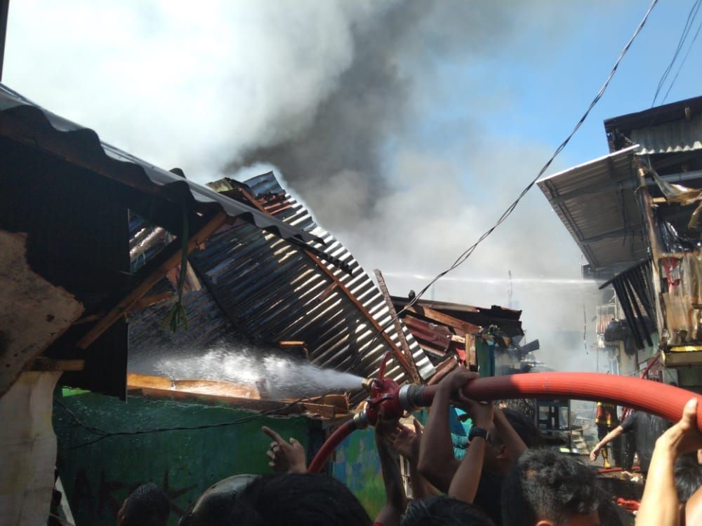 Danny Janji Penuhi Kebutuhan Dasar Korban Kebakaran Jongaya Makassar