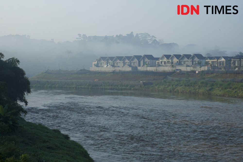 Limbah Berwarna Merah Cemari Sungai Cisadane di Tangsel