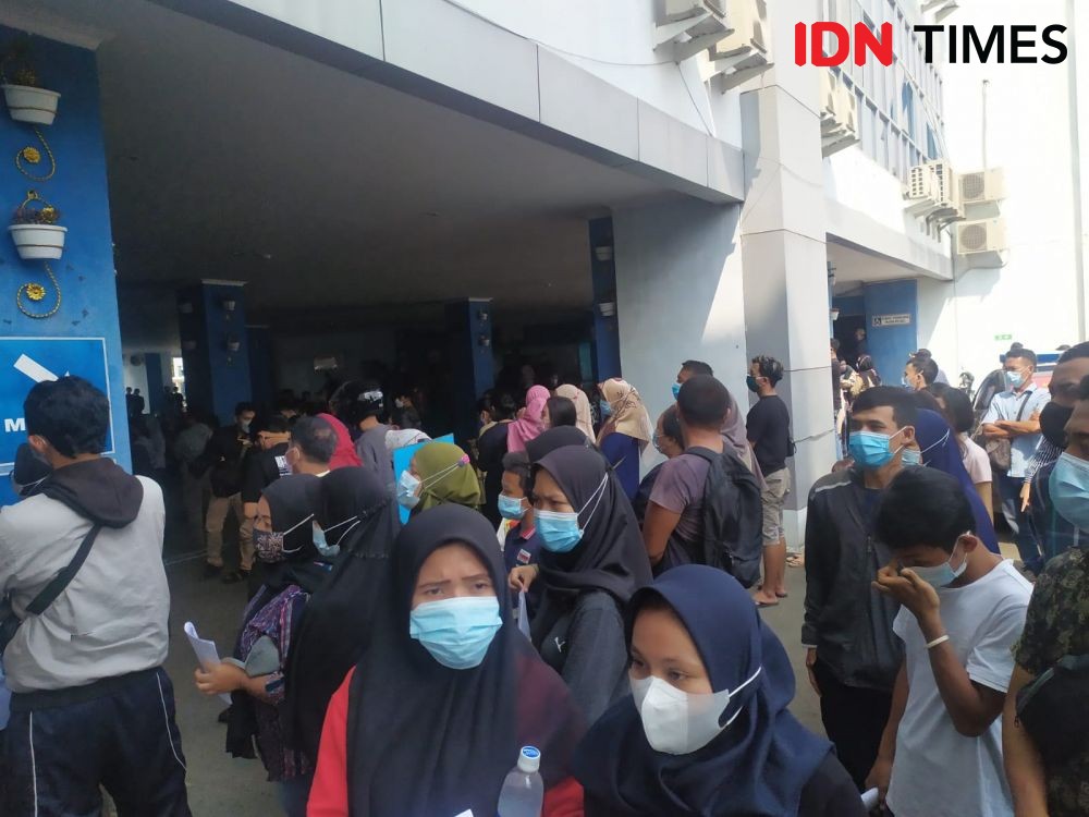 Kapolresta Bandar Lampung Bubarkan Kerumunan Vaksin RS Abdoel Moeloek