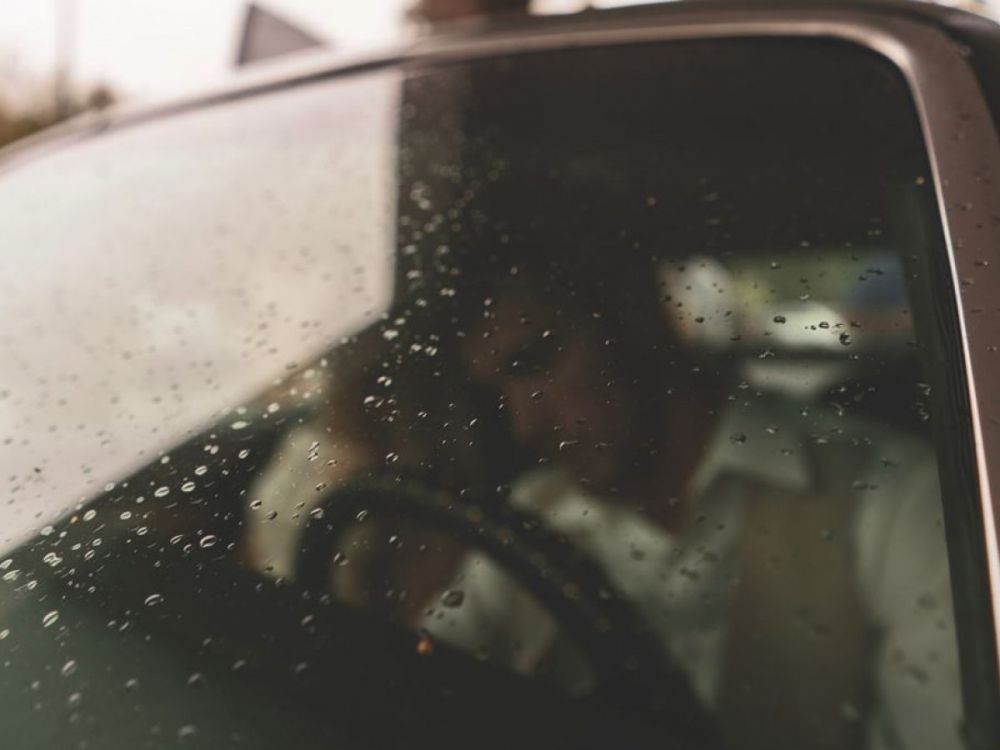 Kaca Mobil Berembun saat Hujan? Ini 5 Tip Untuk Mengatasinya