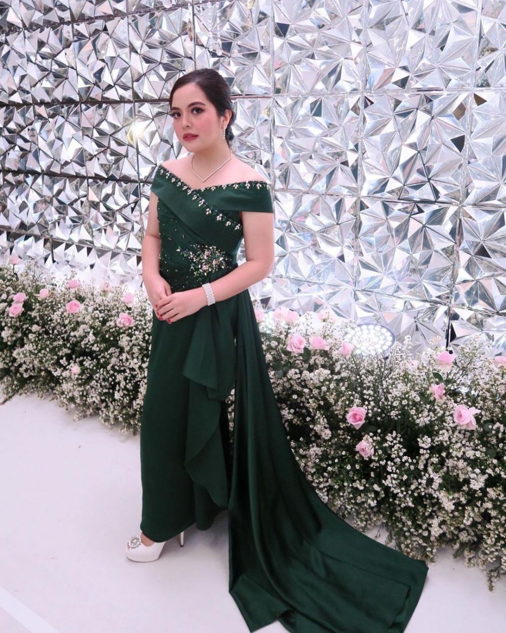 10 Dress Kondangan Bertema Hijau Emerald, Fresh dan Glamor