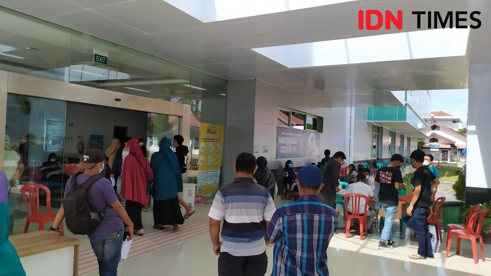 Warga Makassar Rela Antre sejak Malam demi Vaksinasi COVID-19