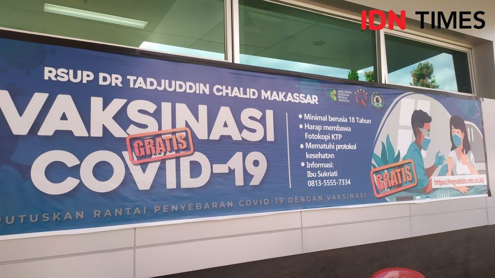 Warga Makassar Rela Antre sejak Malam demi Vaksinasi COVID-19