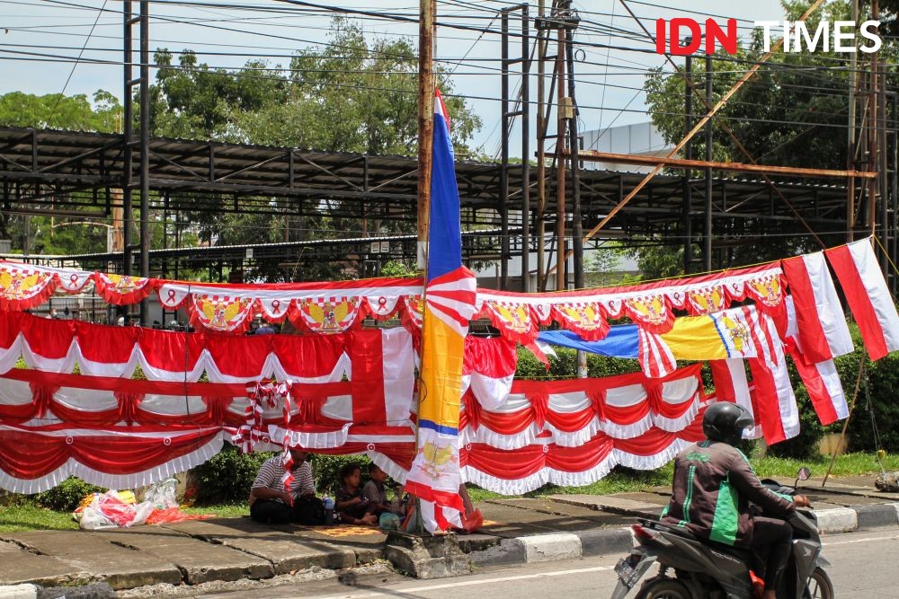 Warga Palembang Cari Cuan Tambahan Jual Bendera Jelang 17 Agustus