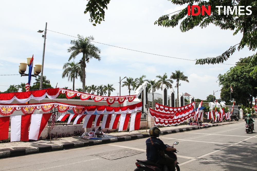 Pandemik, Omzet Pedagang Bendera di Medan Anjlok Hingga 60 Persen