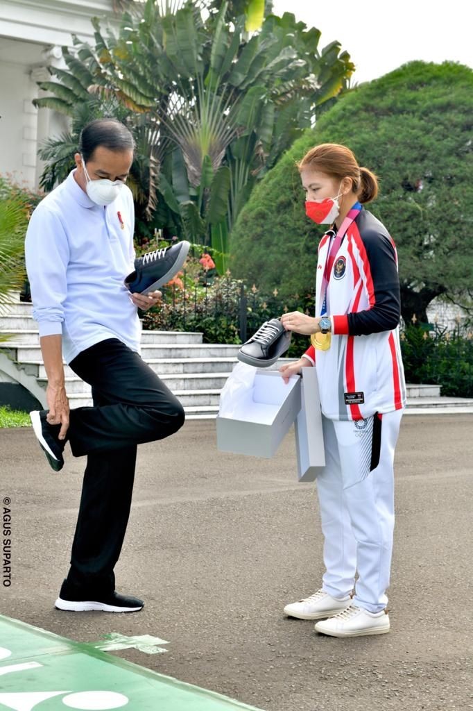 Momen Jokowi Ditawari Sepatu UMKM Milik Greysia Polii di Istana Bogor