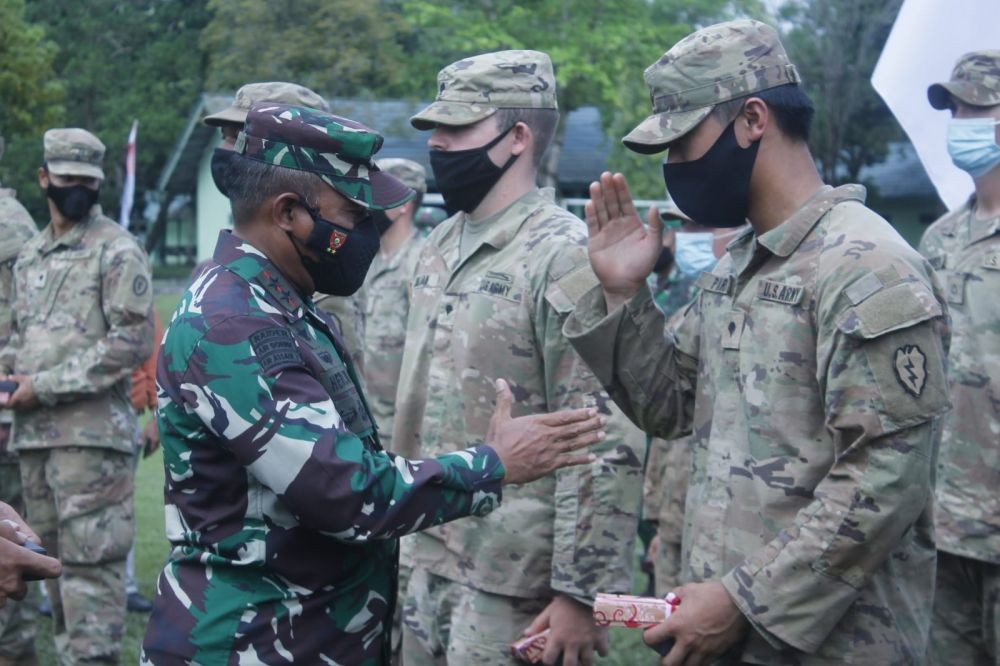 Apel Kehormatan dan Renungan Suci di Taman Makam Pahlawan Kaltim 