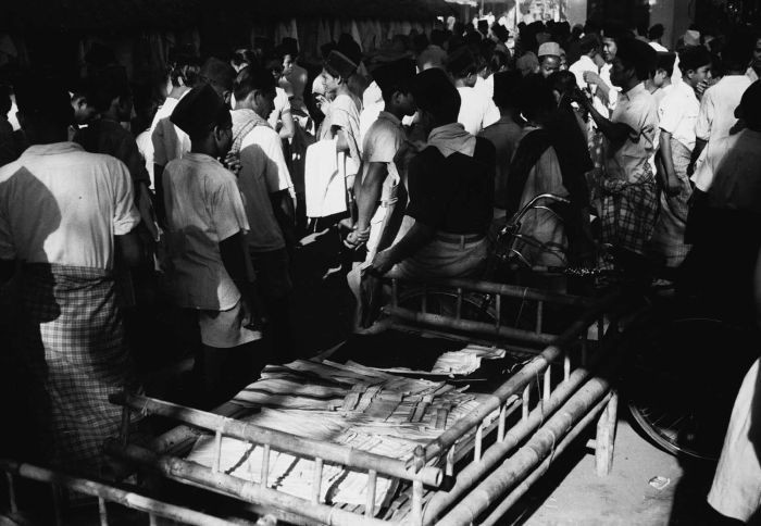 Foto-Foto Meriahnya Suasana Pasar Malam di Makassar Tahun 1948