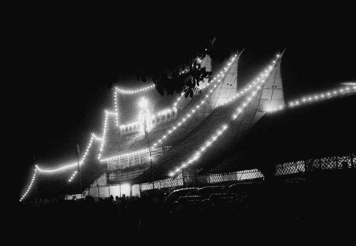 Foto-Foto Meriahnya Suasana Pasar Malam di Makassar Tahun 1948