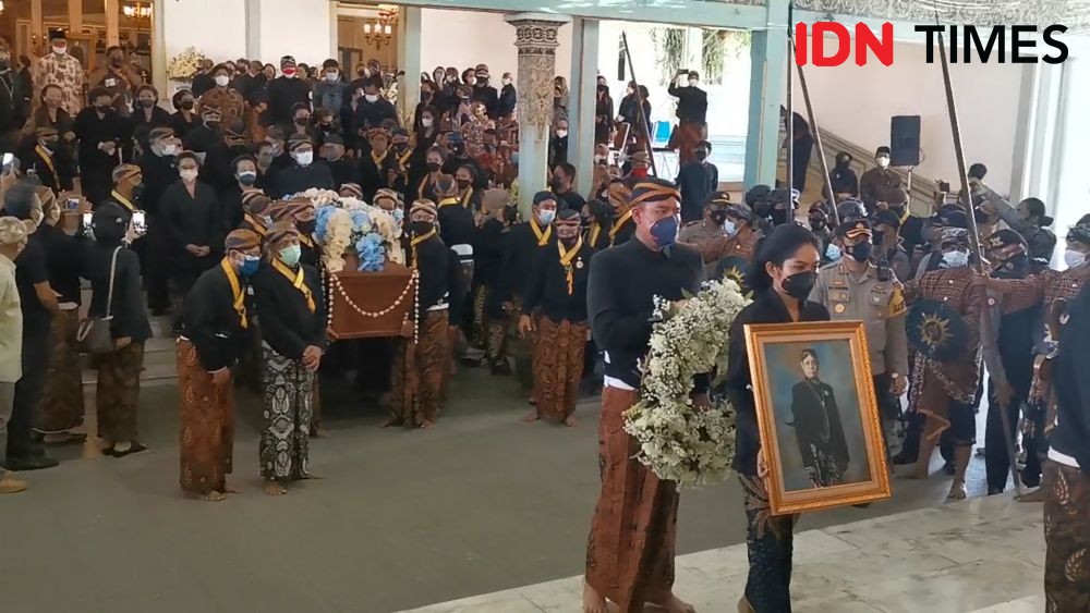 9 Potret Prosesi Pemakaman Raja Mangkunegara IX