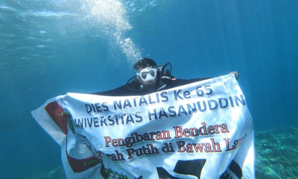 HUT ke-76 RI, Penyelam Unhas Kibarkan Bendera di Bawah Laut