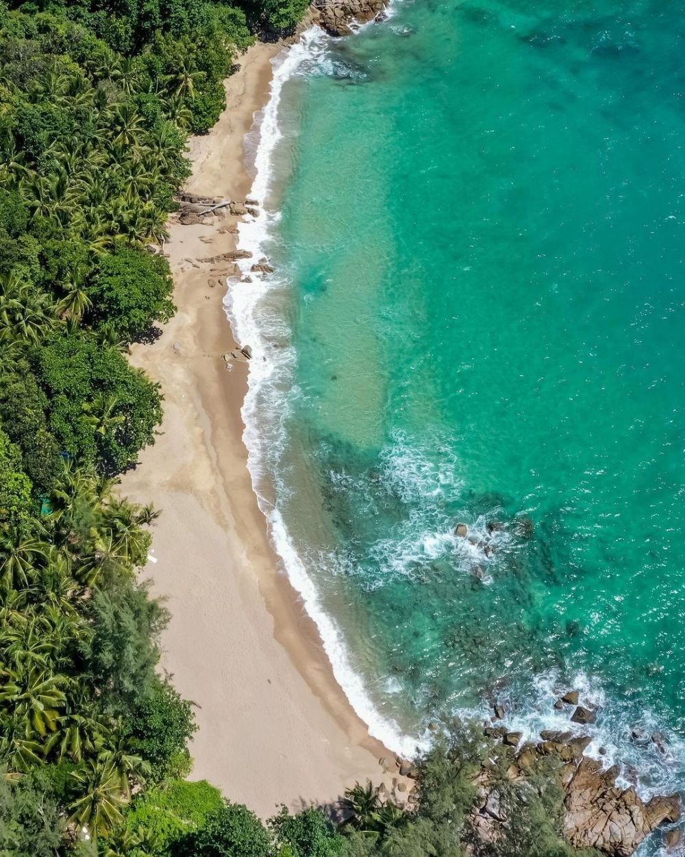 Bak Kristal, Ini 10 Pantai dengan Air Paling Jernih di Dunia