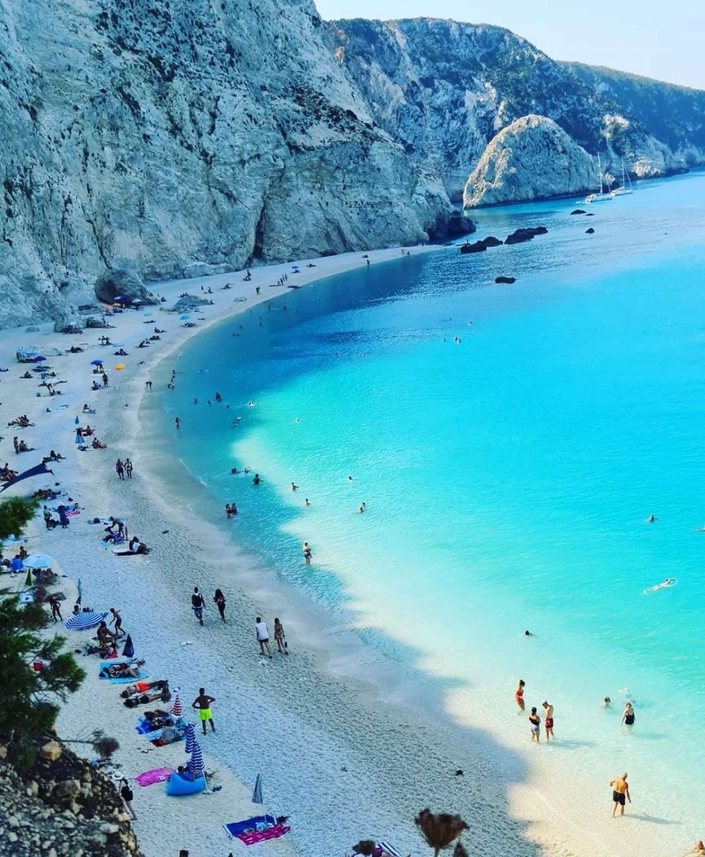 Bak Kristal, Ini 10 Pantai dengan Air Paling Jernih di Dunia