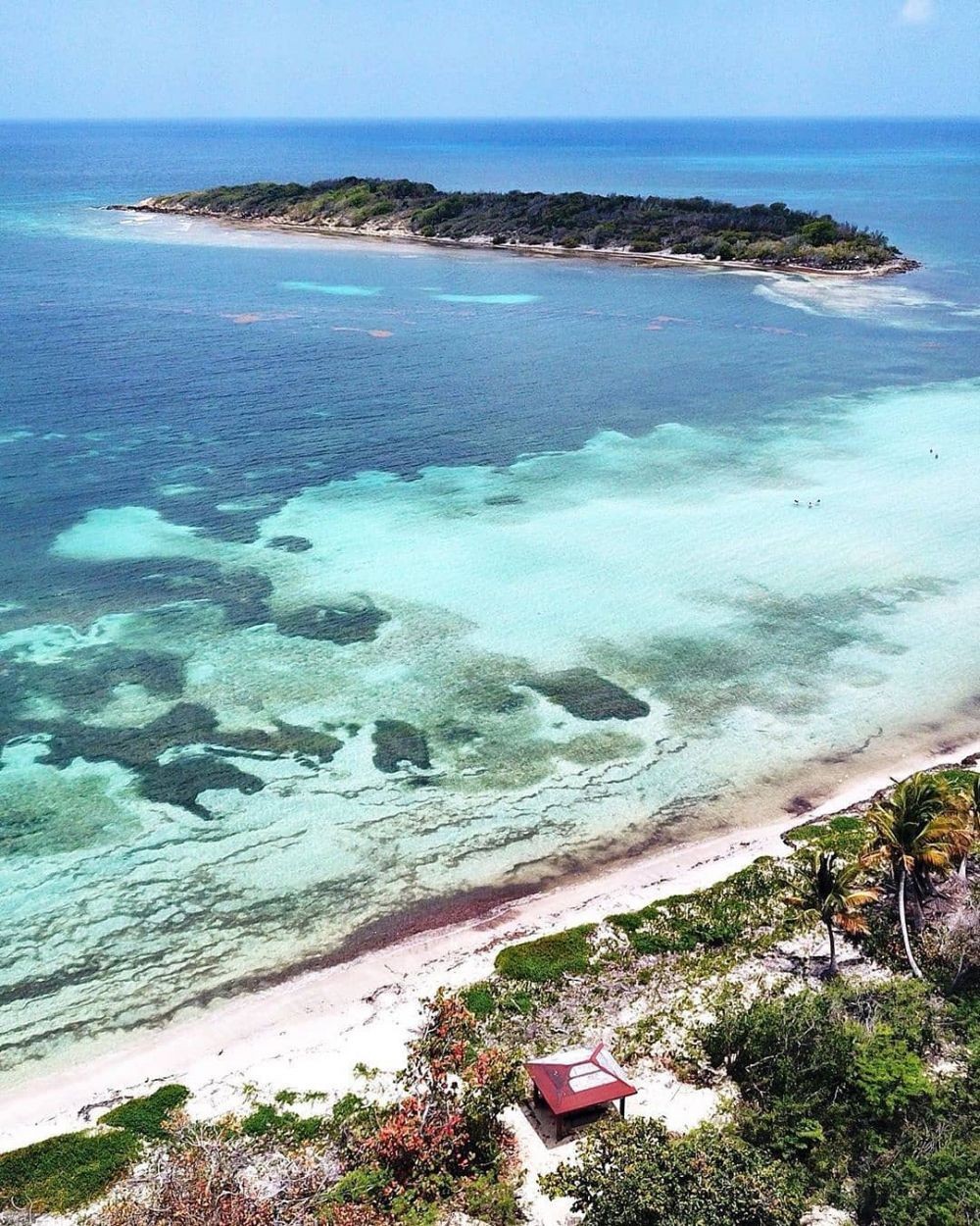 Bak Kristal, Ini 10 Pantai dengan Air Paling Jernih di Dunia