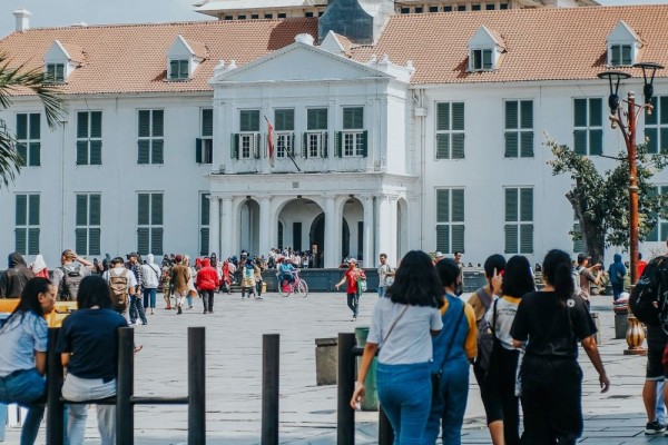 10 Kebiasaan Orang Indonesia yang Paling Aneh dari Kacamata Bule