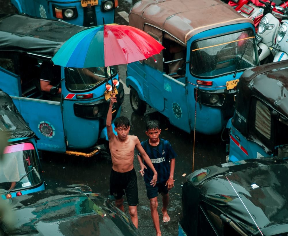 10 Kebiasaan Orang Indonesia yang Paling Aneh dari Kacamata Bule