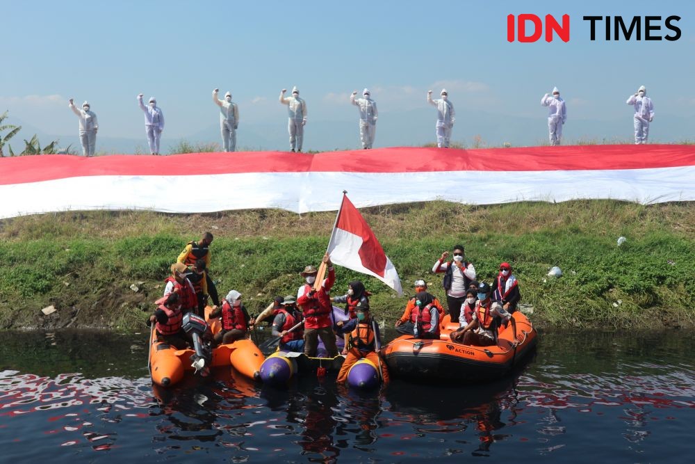 HUT RI 2021, 76 Meter Merah Putih Terbentang di Sungai Cikijing