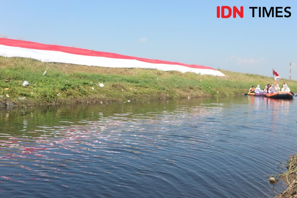 HUT RI 2021, 76 Meter Merah Putih Terbentang di Sungai Cikijing