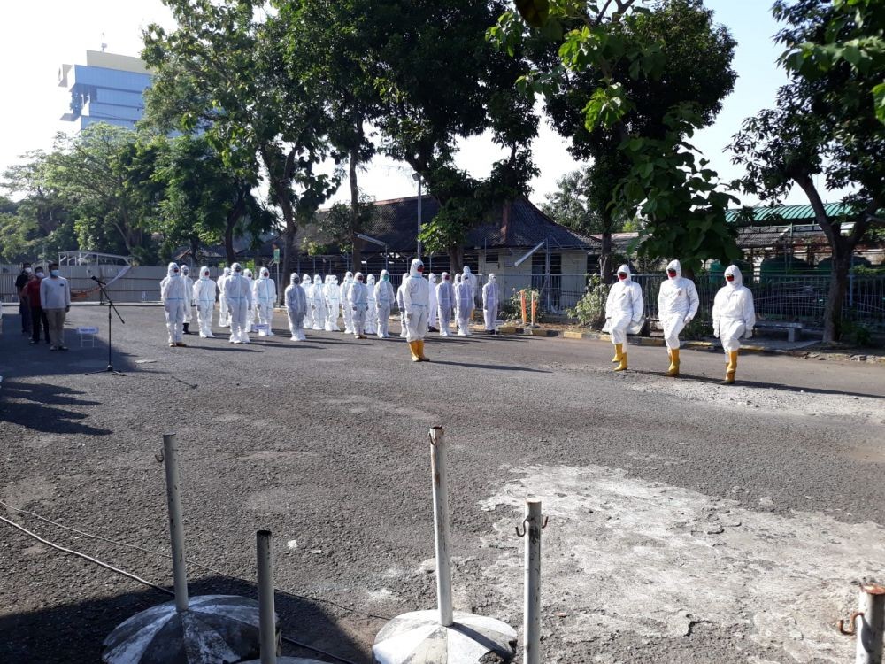 Meski Pakai Hazmat, Upacara di HAH Surabaya Berlangsung Khidmat