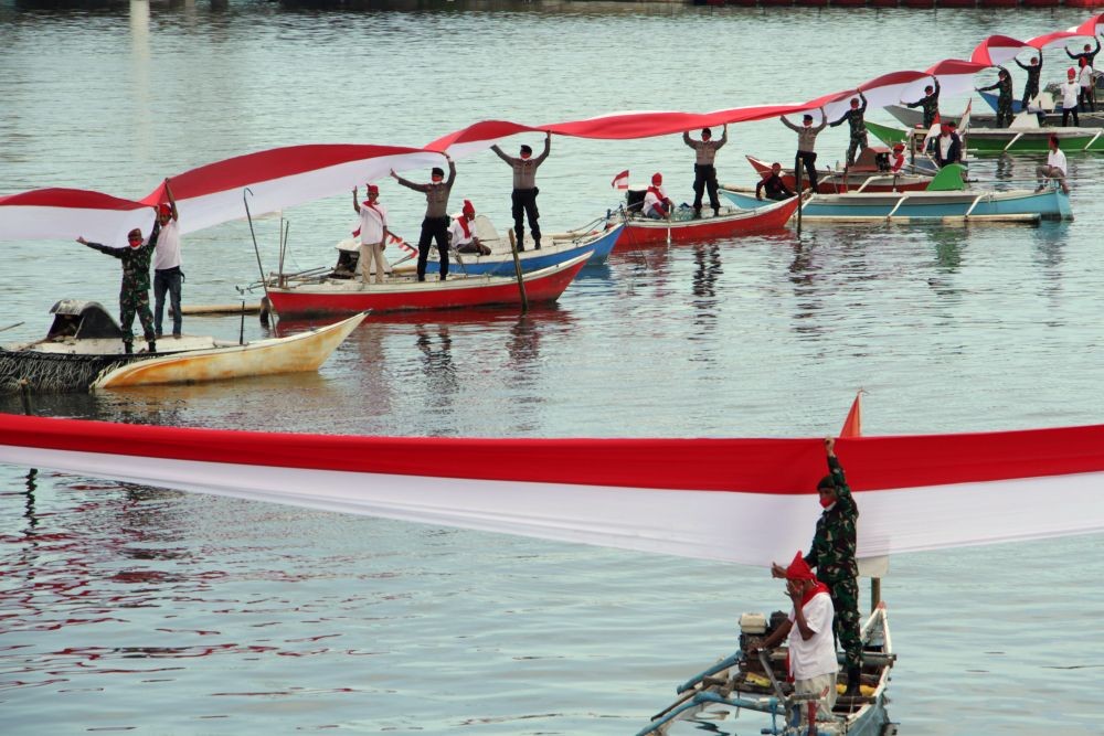 [FOTO] Pemkot Makassar Bentangkan Bendera Merah-Putih 1 Km di Losari